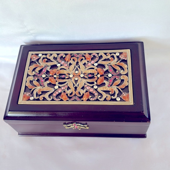 LIKE NEW ❤️ STUNNING STONES EMBROIDERY LID TIMELESS CLASS CHARM WOODEN MUSIC BOX - Picture 3 of 15